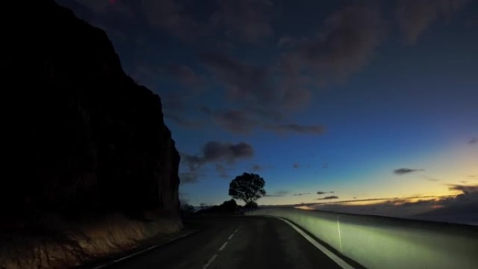 夜间在黑暗的山腰高速公路上行驶的汽车视点