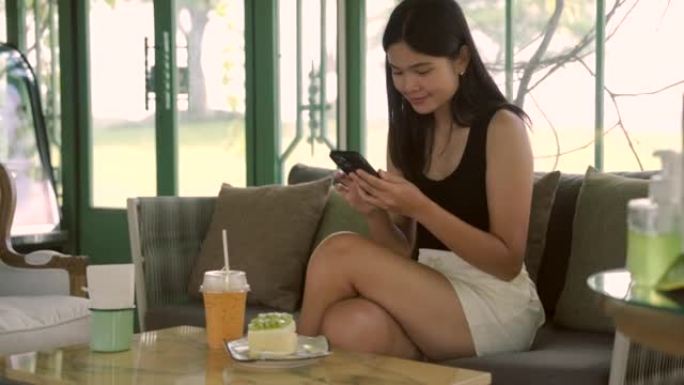 女性喜欢在咖啡馆玩智能手机。