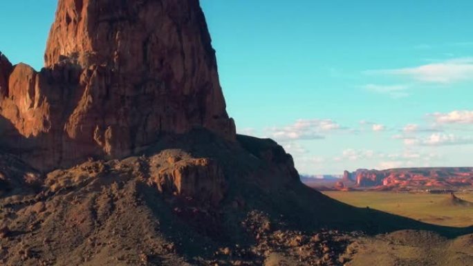 亚利桑那州纪念碑谷的无人机空中飞行视图。纳瓦霍部落的干旱沙漠与石头比尤特