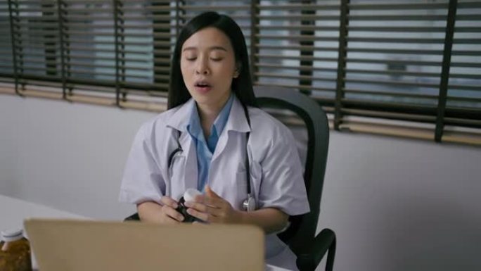 女医生与患者进行视频通话