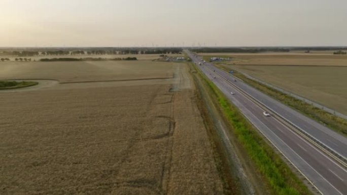 农业季节日落时德国高速公路的鸟瞰图