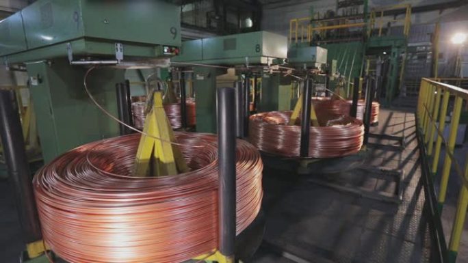 现代电缆厂。生产电缆。特写。电缆线生产和工厂机器。