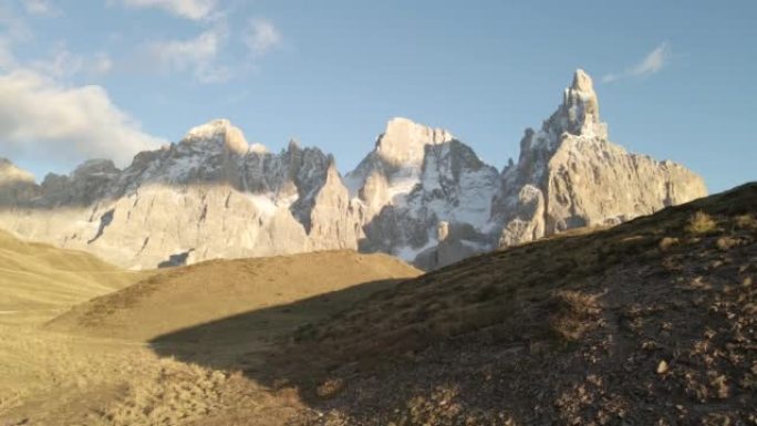 山峰和高山山谷之间飞行的鸟瞰图