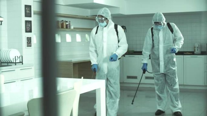 PPE套装消毒厨房区域的环卫工人