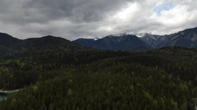 阴天空中无人机拍摄森林和山脉