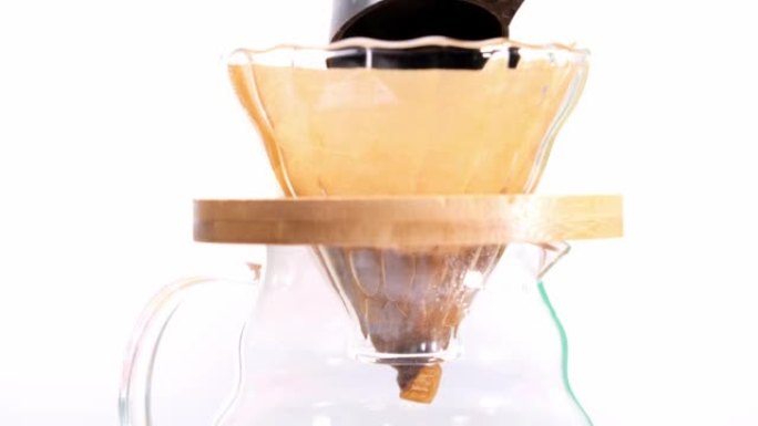 在纸过滤器中烘焙和研磨咖啡。