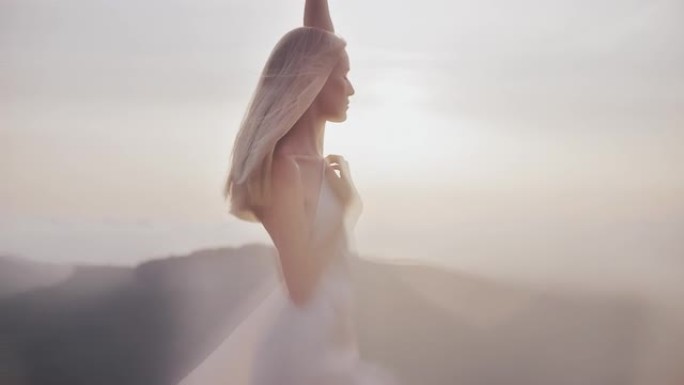 性感的解放女神，金色的头发裹着白色长袍，抵御着夕阳。女性力量