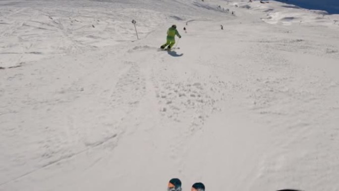 在阳光明媚的日子里，滑雪者从白雪皑皑的山腰下降的第一人称视角