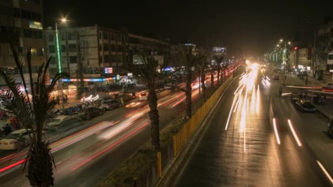在巴基斯坦卡拉奇大学路行驶的交通