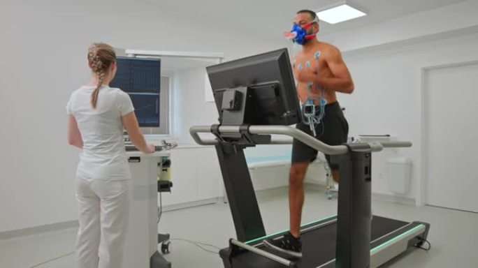 男运动员在诊所的跑步机上进行心肺压力测试
