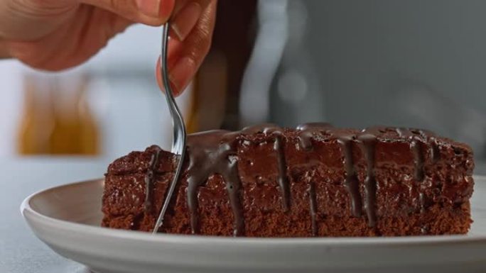 SLO MO甜点叉切巧克力蛋糕