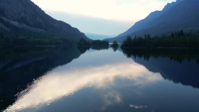 山湖宁静时刻的空中风景