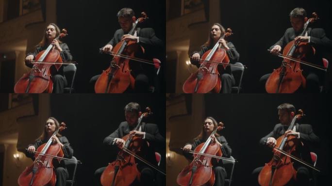 大提琴演奏者正在老歌剧院，剧院或爱乐音乐厅的管弦乐队演出。