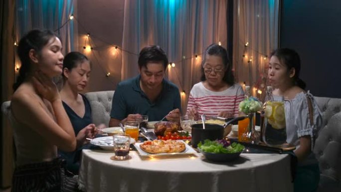 家庭在庆祝活动的晚上在家里共进晚餐。