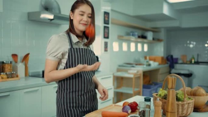 女人在烹饪前品尝食材。