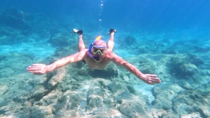 夏天在海里浮潜。男人在水里游泳和玩耍。水下射击