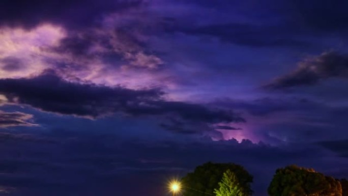 乡村美丽充满活力的紫色夜空。在暴风雨的天空中可见的一系列闪电。时间流逝