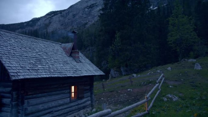 活跃的烟囱火在山上的小屋的静态拍摄