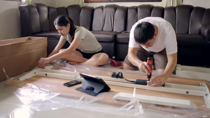 他们在房子里手工组装家具。