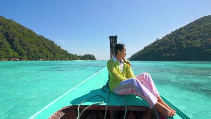 在船上欣赏海景的女人