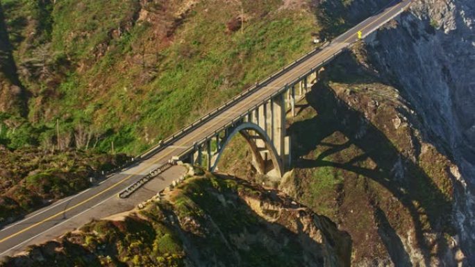 加利福尼亚州蒙特雷县洛基克里克大桥周围的天线
