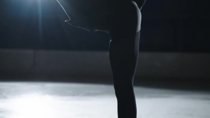 花样滑冰的年轻女冠军正在溜冰场上训练，表演比尔曼旋转，运动的年轻女子正在锻炼