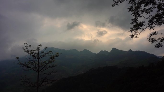 阴天多云大山风景