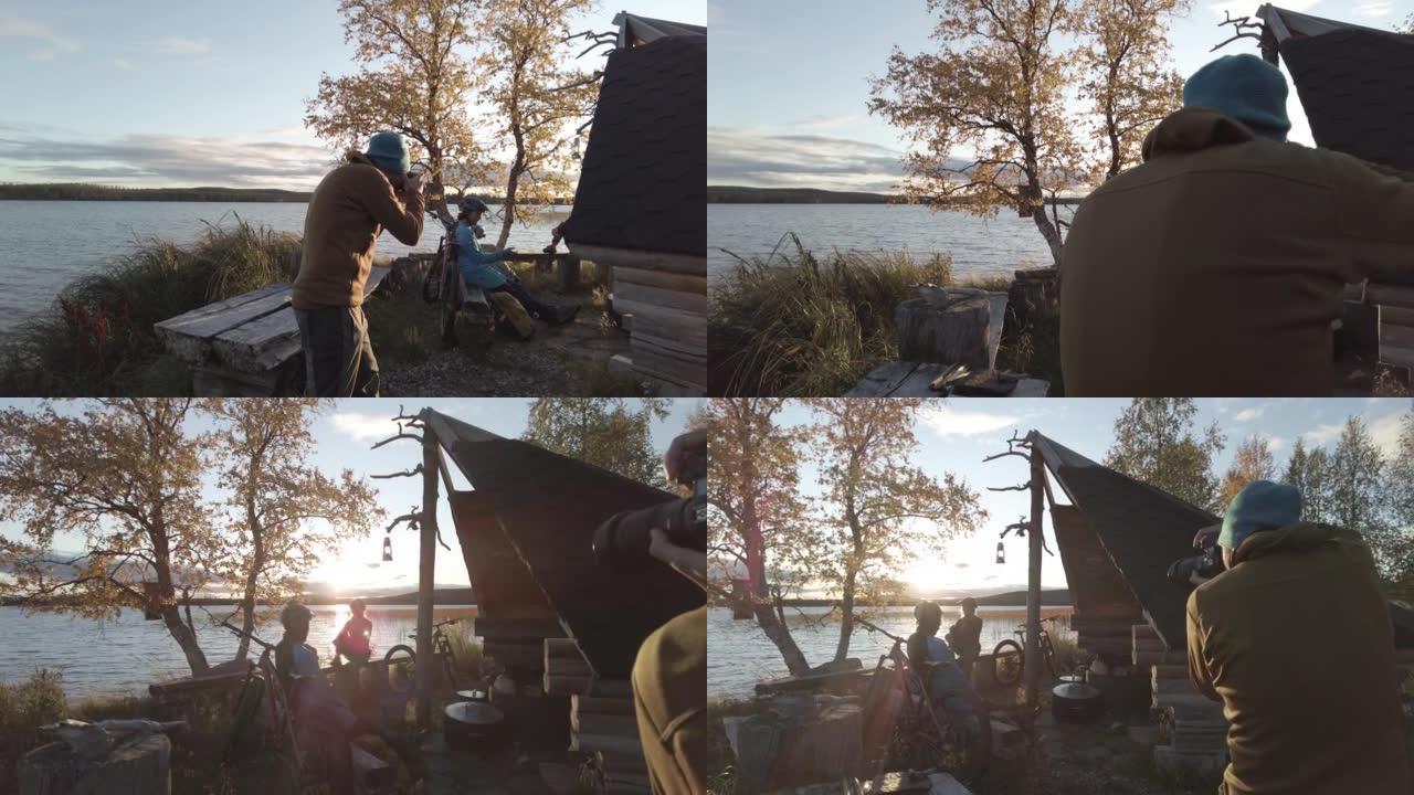 摄影师在湖边附近的一个营地附近的山地自行车上拍摄一对夫妇