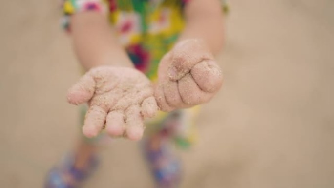 学龄前儿童在玩沙子的时候玩得开心。