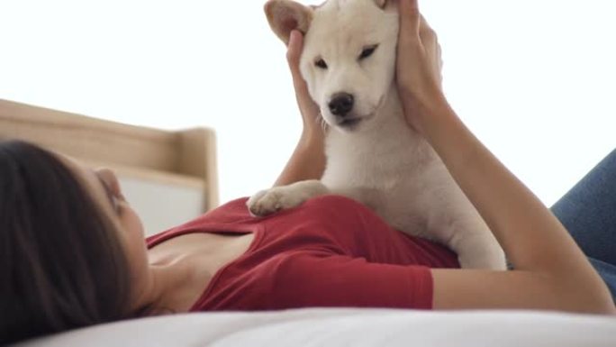 女人在卧室和她的狗一起度过闲暇时光。