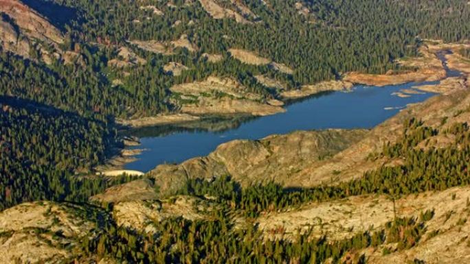 阳光普照的加利福尼亚州优胜美地国家公园的空中山湖