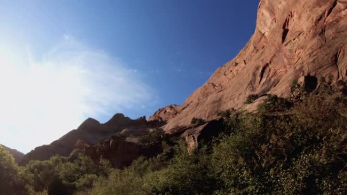 美国西南沙漠中的冒险: 妇女在摩押峡谷地附近徒步旅行
