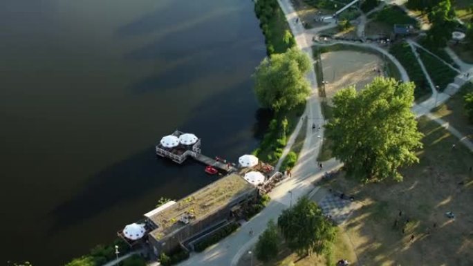 带儿童游乐场的维斯瓦河大道。华沙城市海滩的无人机拍摄
