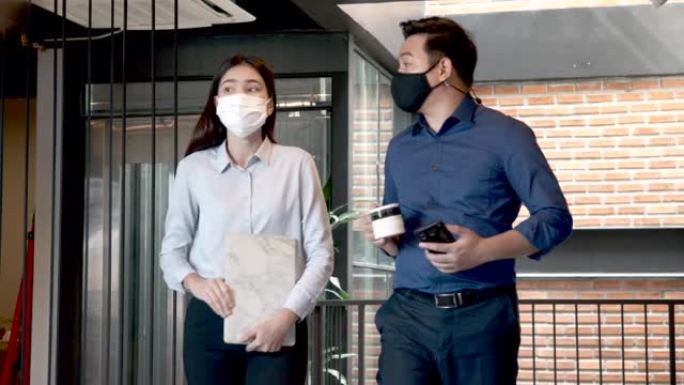 在办公室工作的上班族中的社交距离必须一直戴防护口罩。防止感染传播。