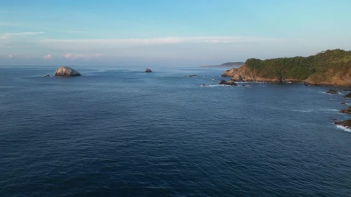 海岸线和太平洋冲浪的空中风景