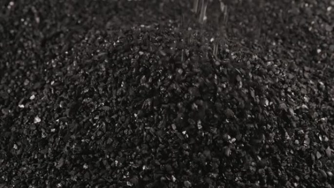 撒黑椰子木炭特写slo-mo，活性炭小份