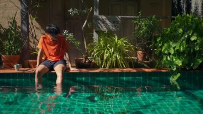 男子在游泳池休息泳池边玩水放松休闲