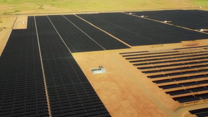 在纪念碑谷附近的亚利桑那州的太阳能农场的无人机空中飞行视图。通过太阳能电池板生产绿色能源