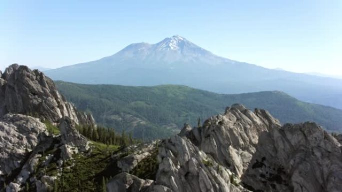 空中的沙斯塔山在美国加利福尼亚州的景观之上升起