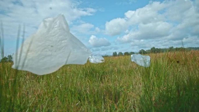 SLO MO透明塑料袋被风吹过草地