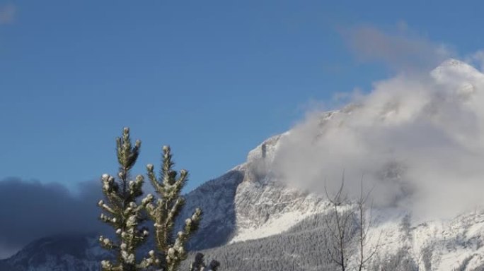 新鲜降雪后的山脉美景