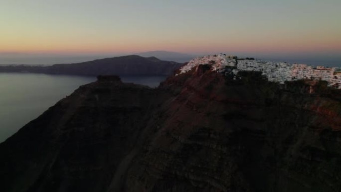 在黄金时段飞越老岛山坡村庄，白色建筑