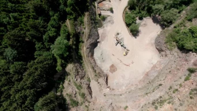 空中无人机拍摄了森林附近的采石场