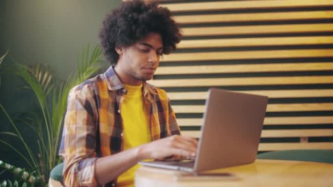 悲伤的年轻人在网上找工作并关闭笔记本电脑，因失业而烦恼