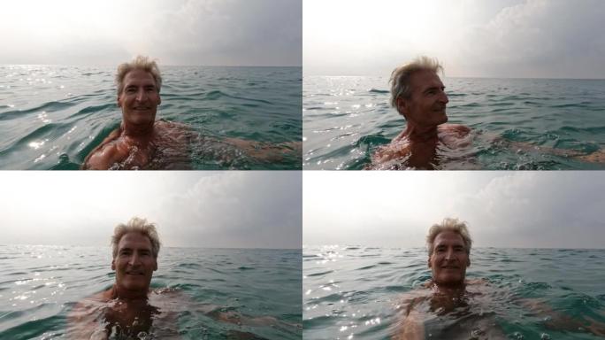 男人在轻柔的冲浪中享受海边时光