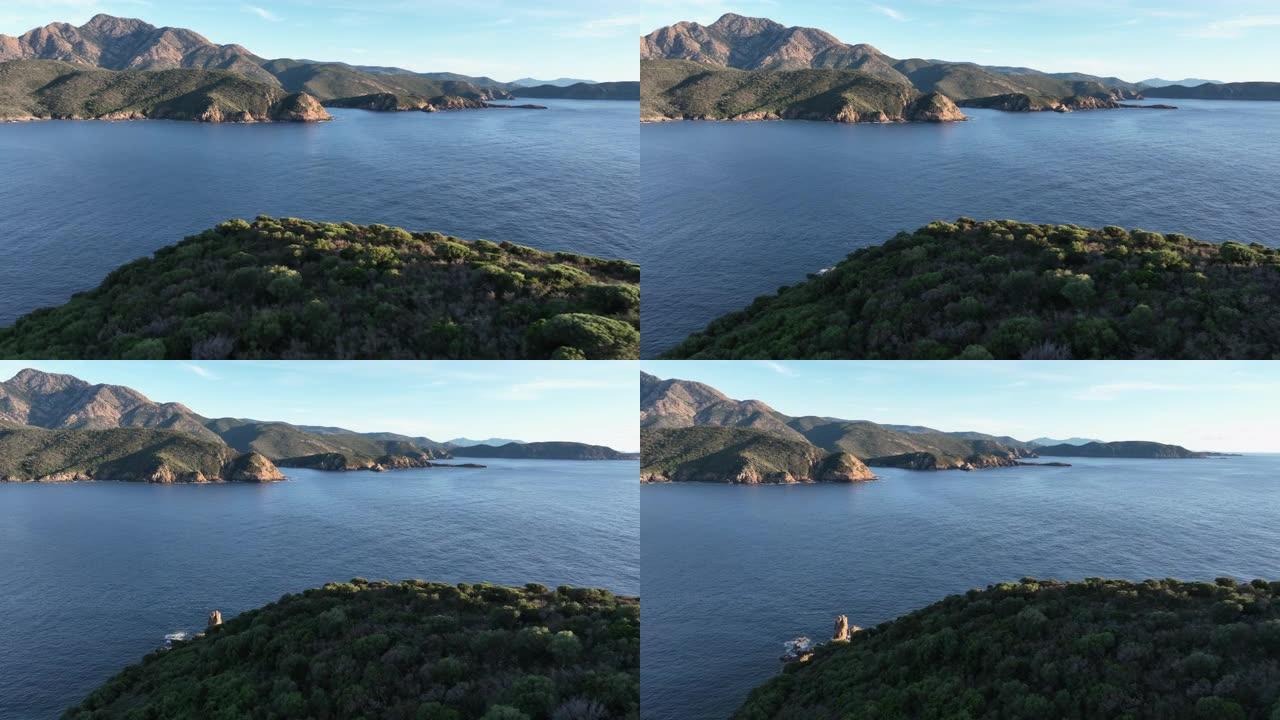 日落时飞越多山的海岸线，可以看到大海、悬崖和绿色的田野。