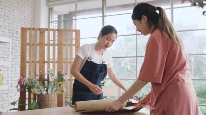 两名女花店在花店插花