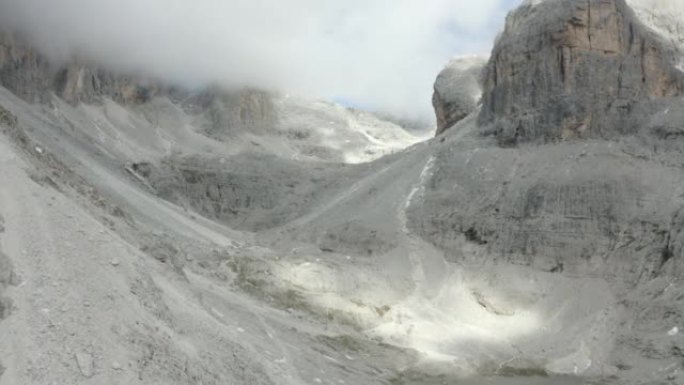 在高耸的山峰和山谷之间飞行的鸟瞰图