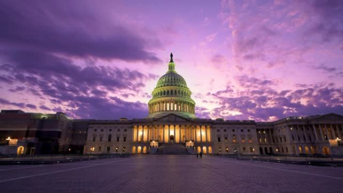 夜间的美国国会大厦，通常被称为国会大厦，是美国国会和美国联邦政府立法部门的所在地。美国华盛顿。