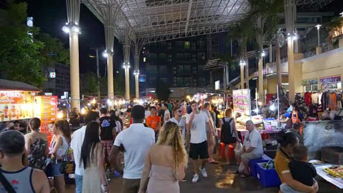 著名的夜间普吉岛街头食品市场步行慢动作全景4k泰国